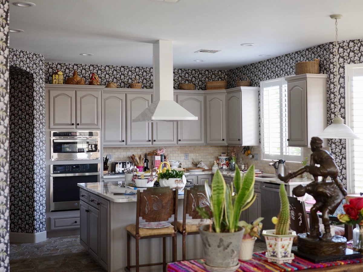 Residential nonwoven wallcovering installed in kitchen
